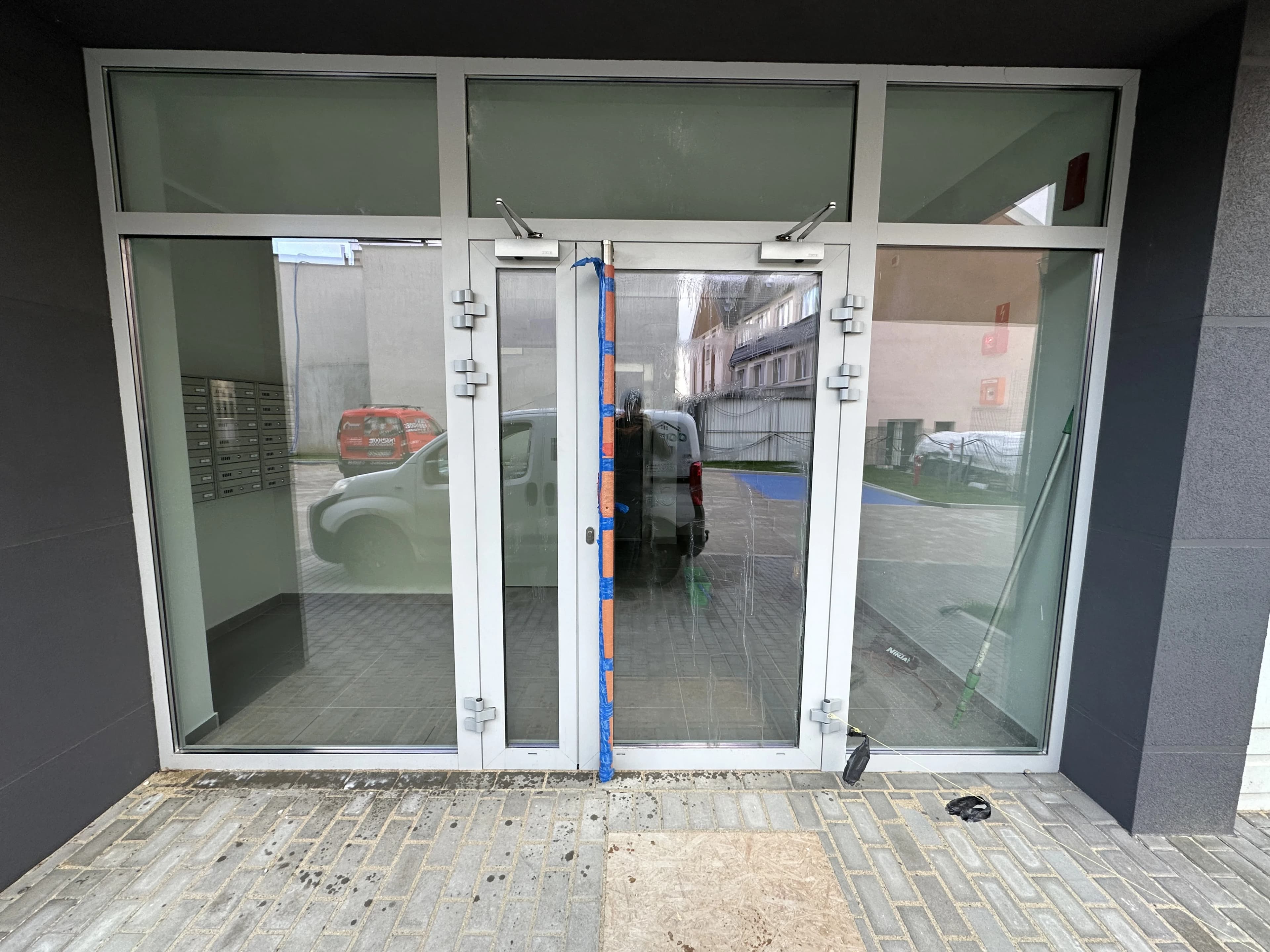 Sprzątanie po budowie bloku przy ulicy Perłowej w Lubinie
